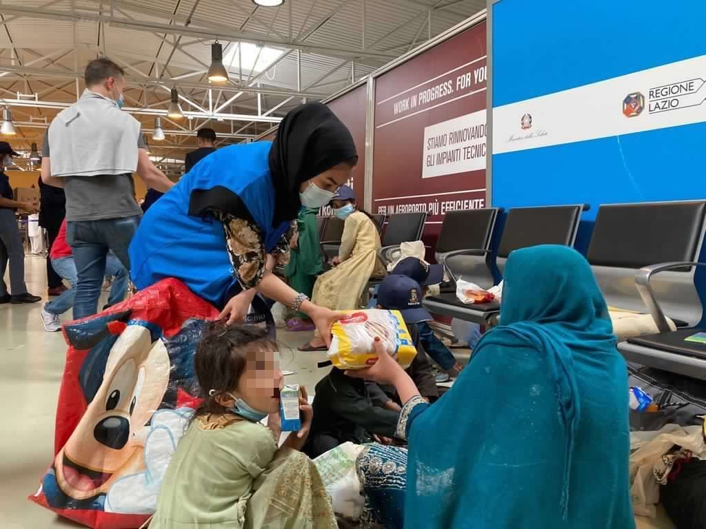 Die ersten Evakuierten aus Kabul am Flughafen Fiumicino in Rom von der Gemeinschaft Sant'Egidio empfangen